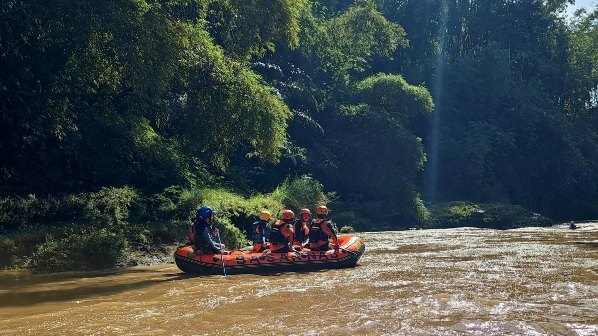 Tim SAR Gabungan saat melaksanakan proses pencarian korban tenggelam di Sungai Cimanuk, wilayah Desa Cipicung, Kecamatan Banyuresmi, Kabupaten Garut, Jawa Barat. (Kantor SAR Bandung for Jabar Ekspres)