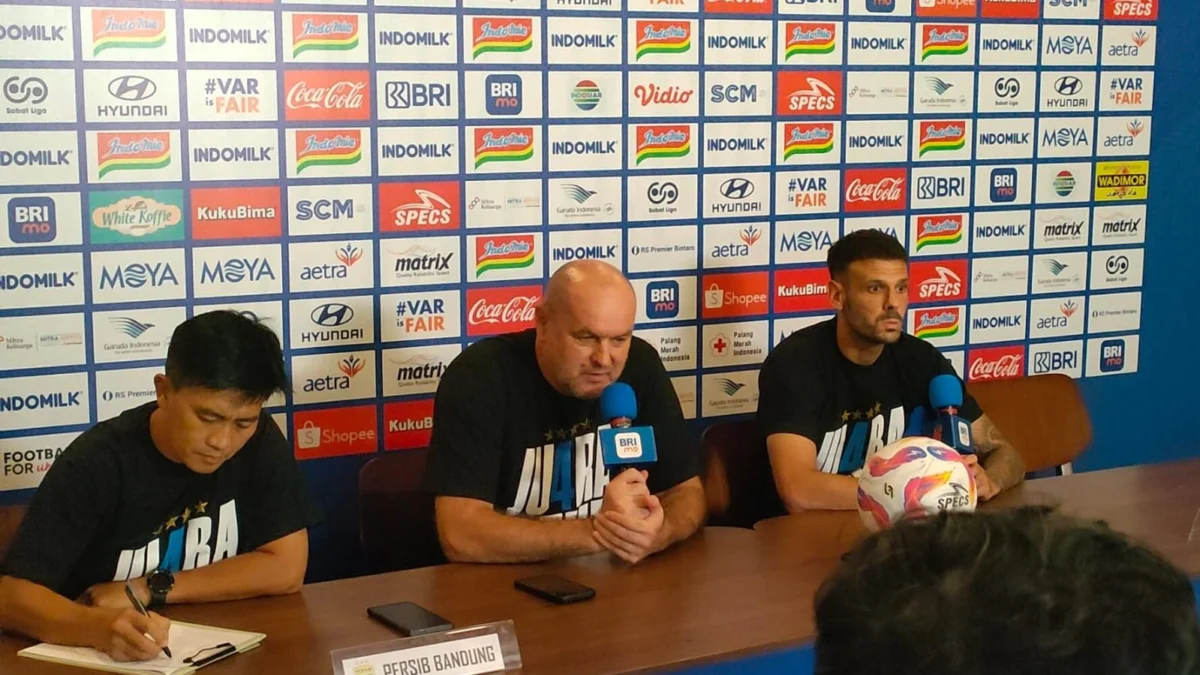 Tanpa Diperkuat 4 Pemain Andalan, Persib Akan Kesulitan Hadapi Persita? Dok. Pelatih Persib Bandung Bojan Hodak (tengah) saat beberkan kesiapan tim nya jelang laga Persita Tangerang. Kamis (15/5). Foto. Sandi Nugraha.