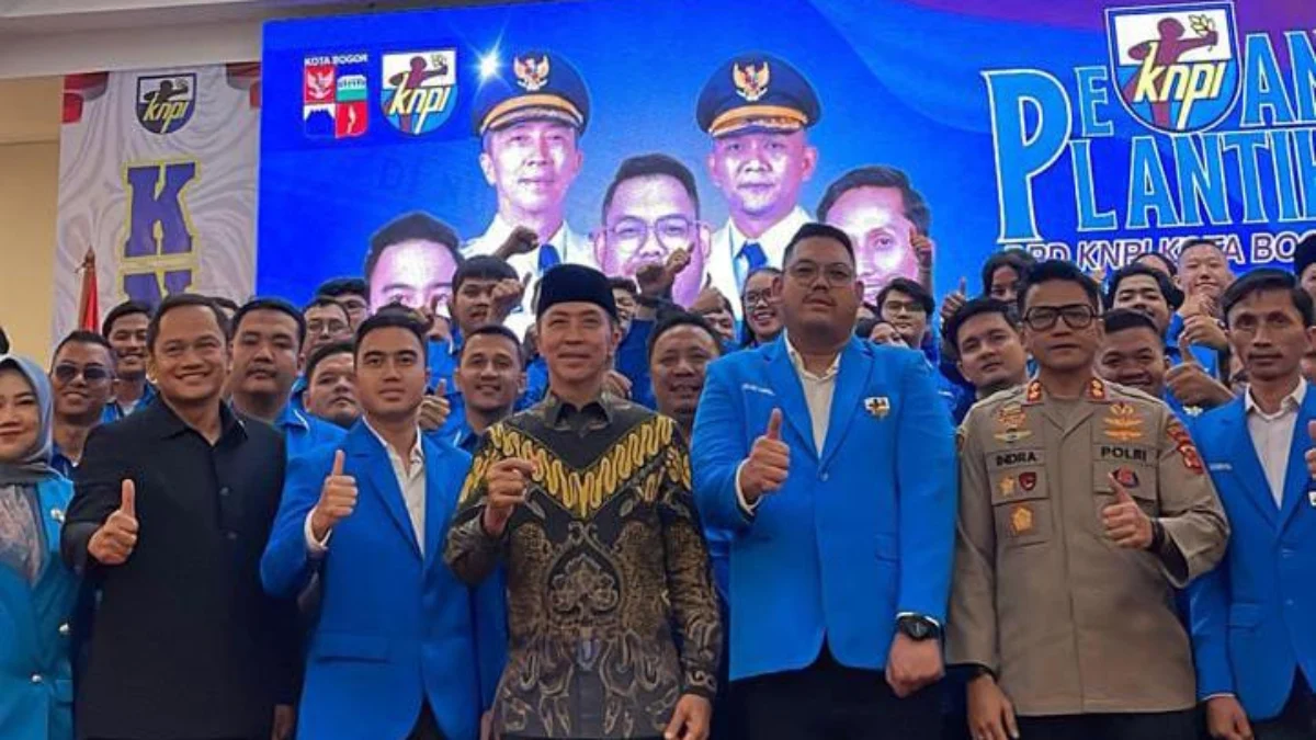 KNPI Kota Bogor Diminta Aktif Kawal Program Makan Gratis hingga Koperasi Merah Putih Wali Kota Bogor, Dedie A. Rachim bersama jajaran KNPI Kota Bogor. (Yudha Prananda / Jabar Ekspres)