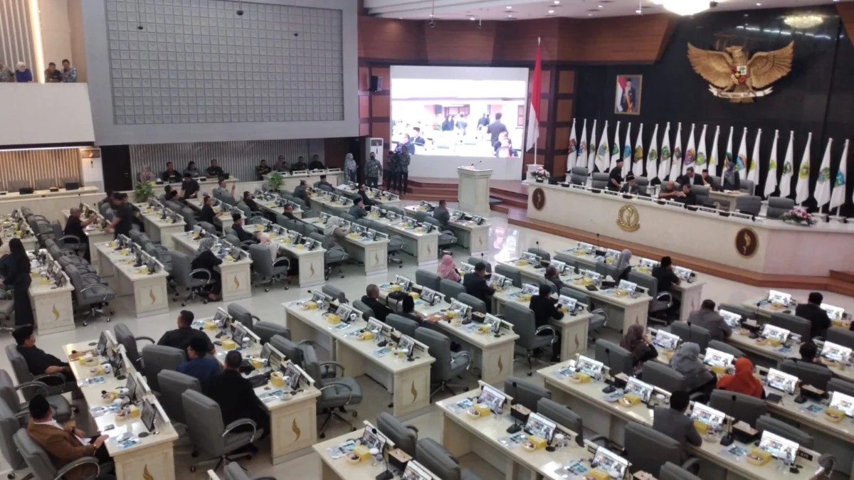 Memanas! Tersinggung Pernyataan Dedi Mulyadi, Fraksi PDIP DPRD Jabar Walk Out saat Paripurna eluruh anggota Fraksi PDI Perjuangan DPRD Jabar Walk Out. Hari itu Rapat Paripurna akan membahas sejumlah agenda. Yakni pandangan fraksi terhadap usulan Raperda