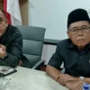 Anggota Fraksi PDIP Memo Hermawan dan Anggota Fraksi PDIP Jabar Doni Maradona Hutabarat menyampaikan alasan WO.