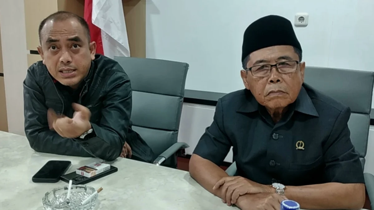 Anggota Fraksi PDIP Memo Hermawan dan Anggota Fraksi PDIP Jabar Doni Maradona Hutabarat menyampaikan alasan WO.