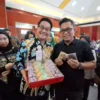 Adithia Yudhistira bersama Pelaku UMKM Mimiku Cookies & Cakes asal Cipageran (mong)