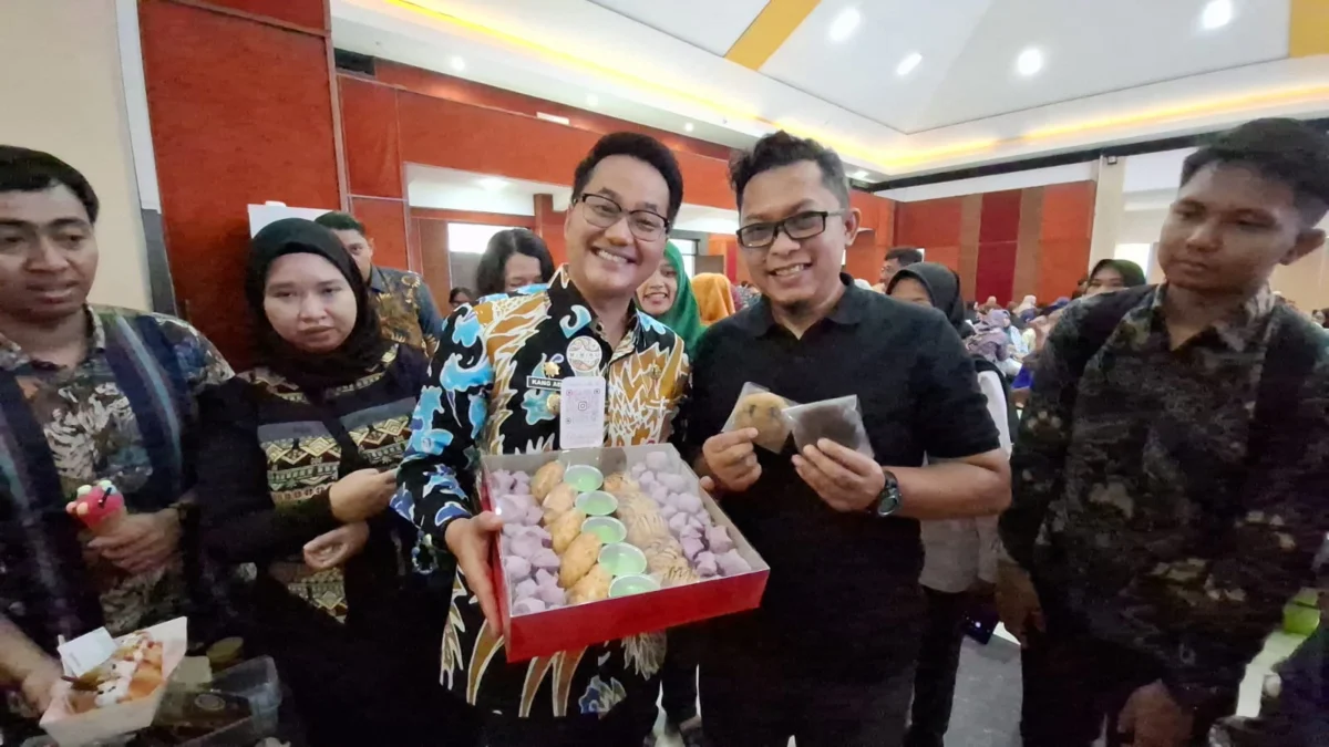 Adithia Yudhistira bersama Pelaku UMKM Mimiku Cookies & Cakes asal Cipageran (mong)
