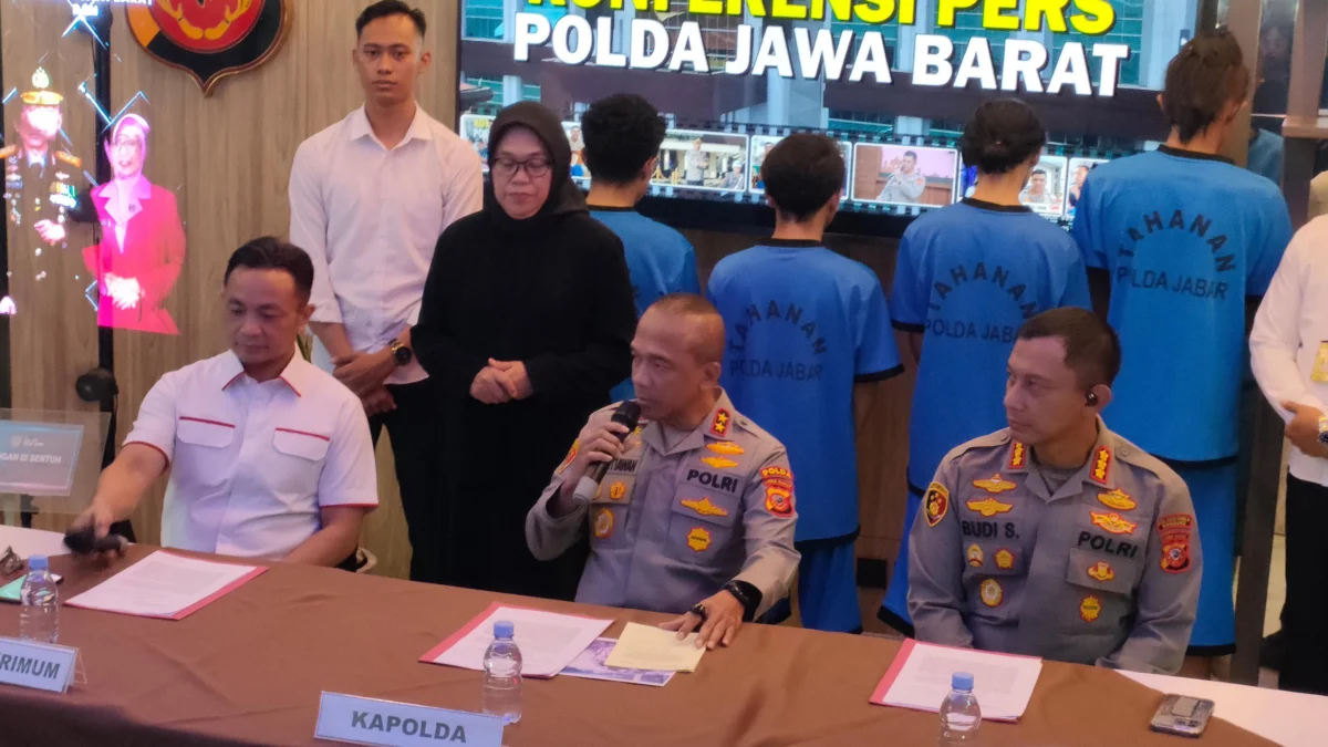 Polda Jabar saat konferensi pers ungkap salah satu pelaku anarkisme saat aksi May Day di Kota Bandung. (foto/Sandi Nugraha)