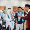 Bupati Ciamis Herdiat Sunarya bersalaman dengan calon jemaah haji asal Ciamis, Jumat (16/5/2025). Sementara di Kota Banjar satu calon jemaah haji gagal berangkat akibat gangguan kesehatan. (Cecep Herdi/Jabar Ekspres)