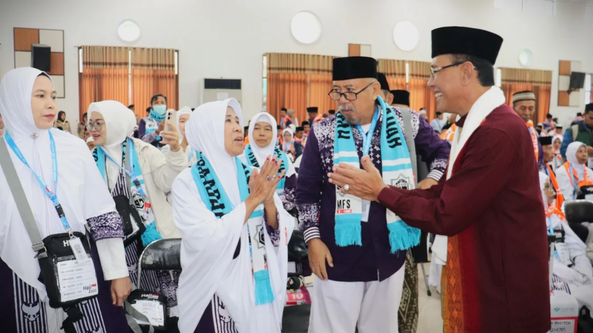 Sanad Gagal Berangkat ke Tanah Suci, Ratusan Jemaah Lainnya Dilepas Penuh Haru Bupati Ciamis Herdiat Sunarya bersalaman dengan calon jemaah haji asal Ciamis, Jumat (16/5/2025). Sementara di Kota Banjar satu calon jemaah haji gagal berangkat akibat gangguan kesehatan. (Cecep Herdi/Jabar Ekspres)