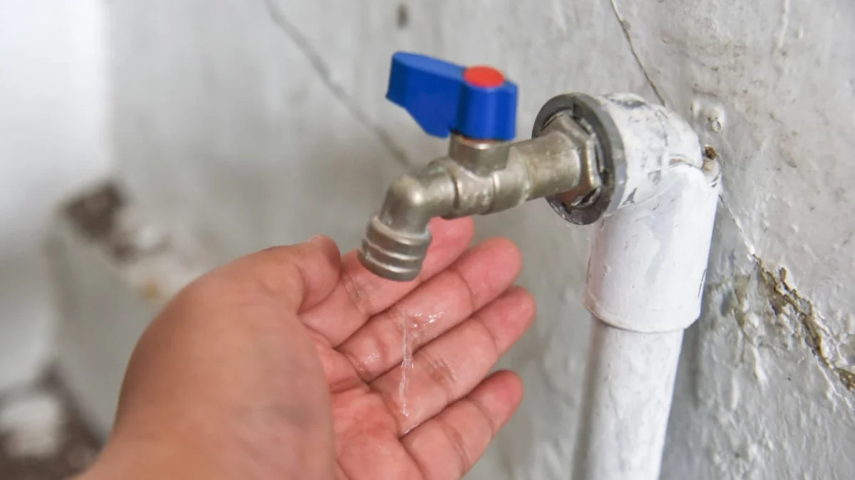 Ilustrasi: Minimnya pasokan air akibat privatisasi air oleh perusahaan swasta untuk komersil di kawasan industri wilayah Kabupaten Bandung-Sumedang. Foto: Dimas Rachmatsyah / Jabar Ekspres