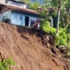 Satu rumah nyaris tergerus longsor di Kampung Ciburial, Desa Cibogo, Kecamatan Lembang, Bandung Barat. Dok istimewa