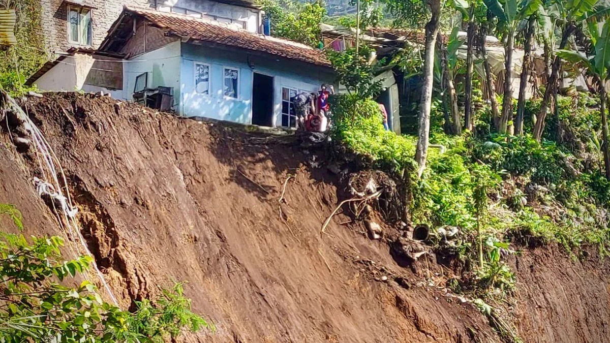 Satu rumah nyaris tergerus longsor di Kampung Ciburial, Desa Cibogo, Kecamatan Lembang, Bandung Barat. Dok istimewa