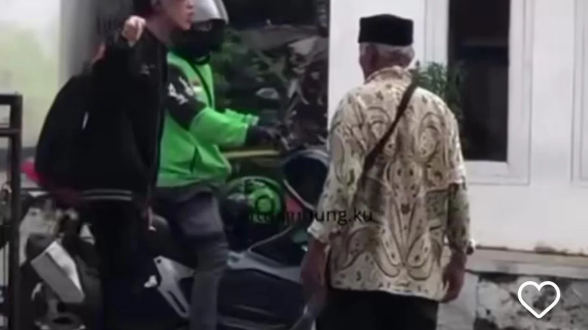 Ist. Aksi seorang pria yang viral di Medsos usai melakukan Penganiayaan dan membakar keset sebuah masjid di Coblong. Istimewa.