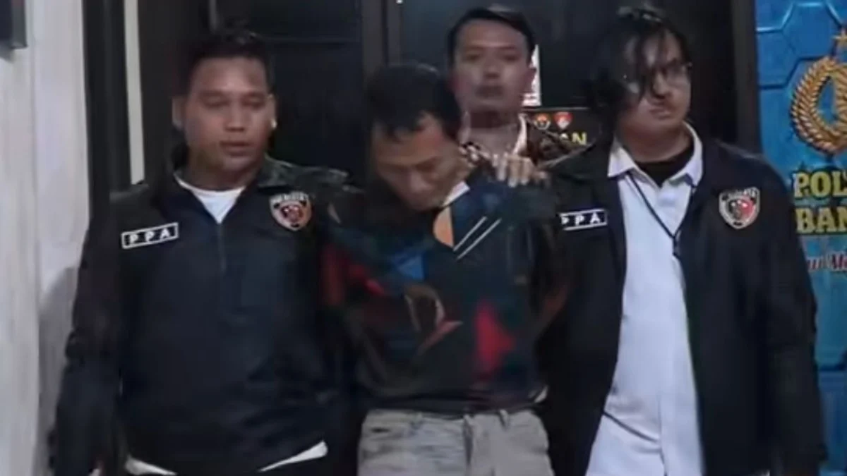 Sopir Taksi Online saat ditangkap Polisi di rumahnya. (ist)