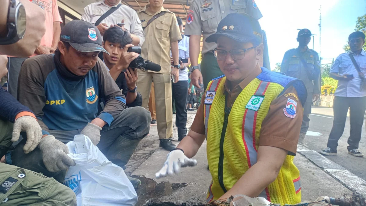 Wakil Wali Kota Cimahi, Adhitia Yudhistira saat Turun Mengecek salah Satu Saluran Drainase di Jalan Amir Machmud (Mong)