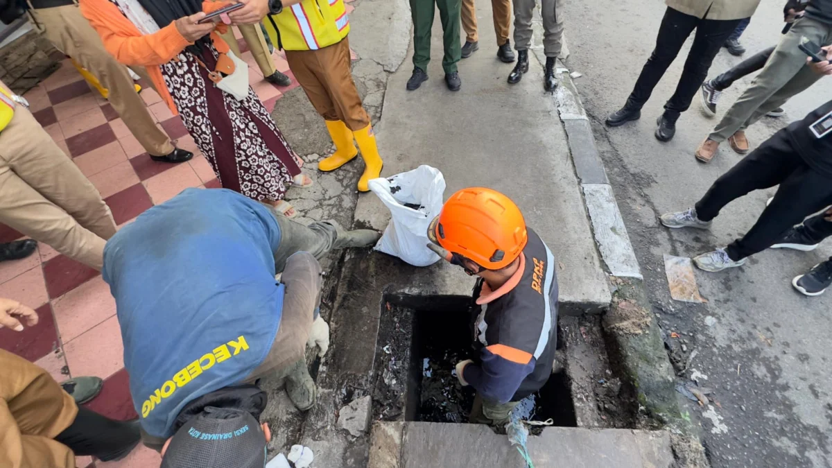 Pembersihan Drainase di Sepanjang Jalan Amir Machmud Kota Cimahi (Mong)