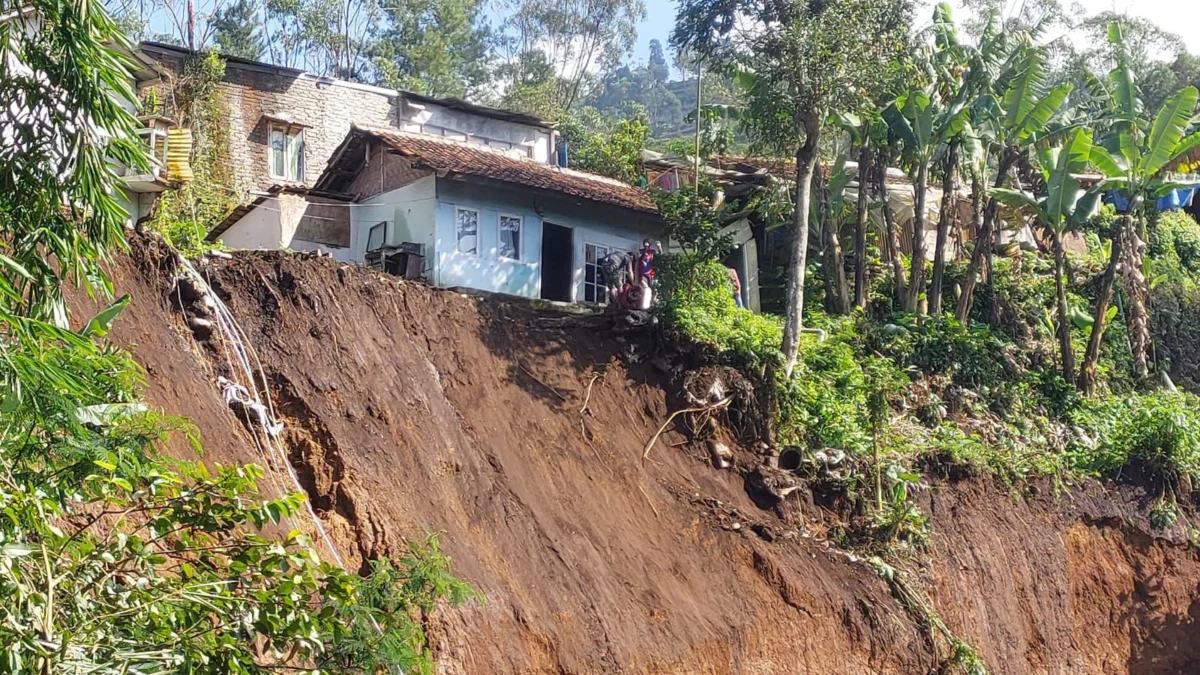 Alih Fungsi Lahan Jadi Penyebab Belasan Titik Longsor Terjadi di Lembang Satu rumah nyaris terbawa longsor di Lembang, Bandung Barat. Dok istimewa