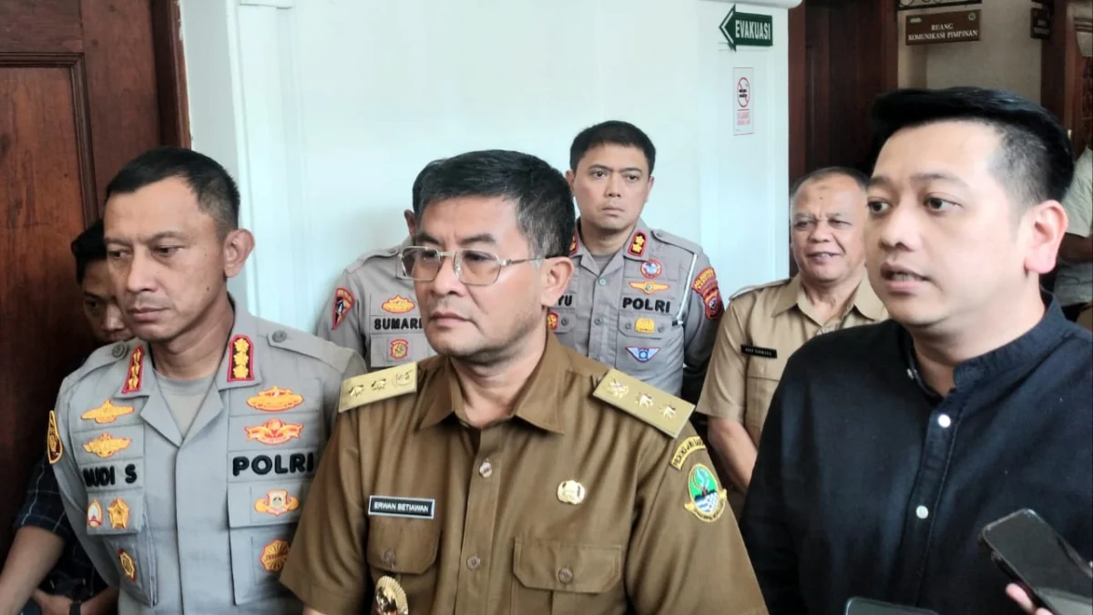 Keputusan Akhir Konvoi Persib dari Balai Kota ke Gedung Sate, Tak Salahi SE Cagar Budaya Rute konvoi kemenangan Persib Bandung telah diputuskan secara final. Yakni dari Balai Kota Bandung dan berakhir di Gedung Sate.