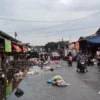 Potret kondisi sampah di Pasar Gedebage, Kota Bandung usai dilanda hujan beberapa hari kemarin. (istimewa/for Jabarekspres)