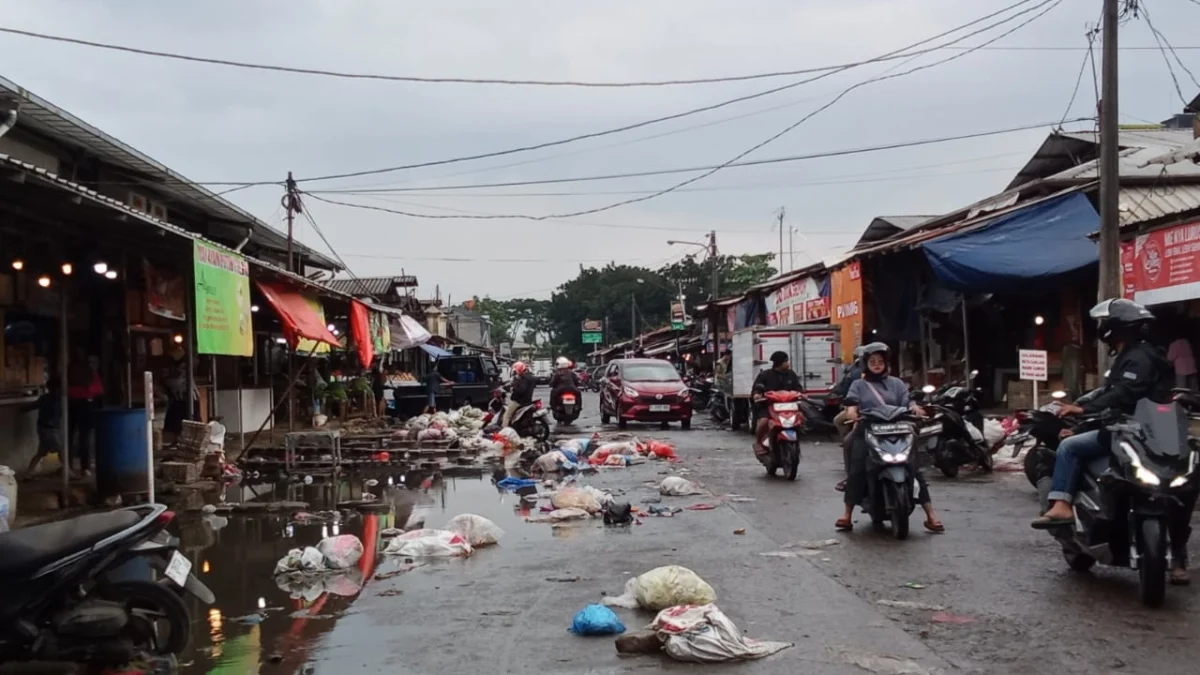 Potret kondisi sampah di Pasar Gedebage, Kota Bandung usai dilanda hujan beberapa hari kemarin. (istimewa/for Jabarekspres)