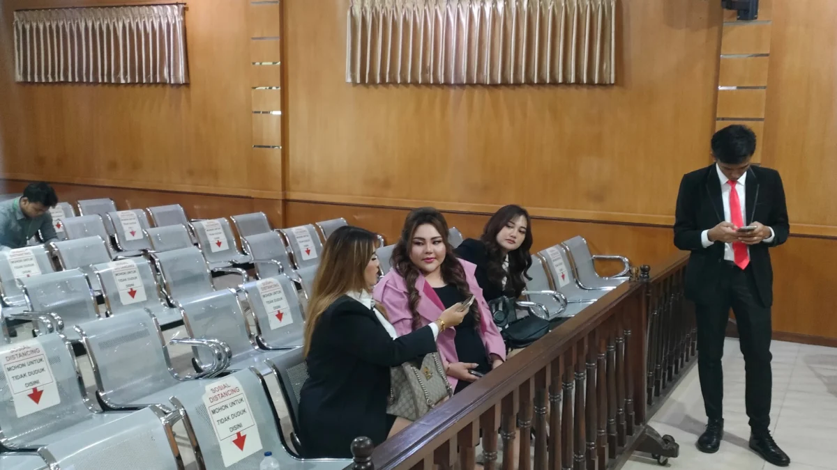 Dok. Selebgram Lisa Mariana saat di PN Bandung, Senin (19/5). Foto. Sandi Nugraha.