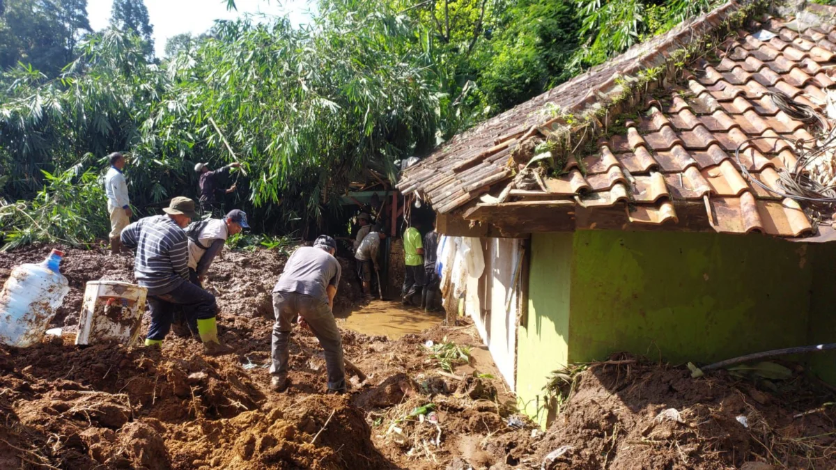 Petugas gabungan dibantu masyarakat saat membersihkan material longsor di kawasan Lembang, Bandung Barat. Dok BPBD KBB