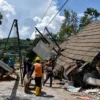 Kondisi bangunan yang runtuh akibat longsor di Desa Kendan, Kecamatan Nagreg, Kabupaten Bandung, Senin (19/5). Foto: Dimas Rachmatsyah / Jabar Ekspres
