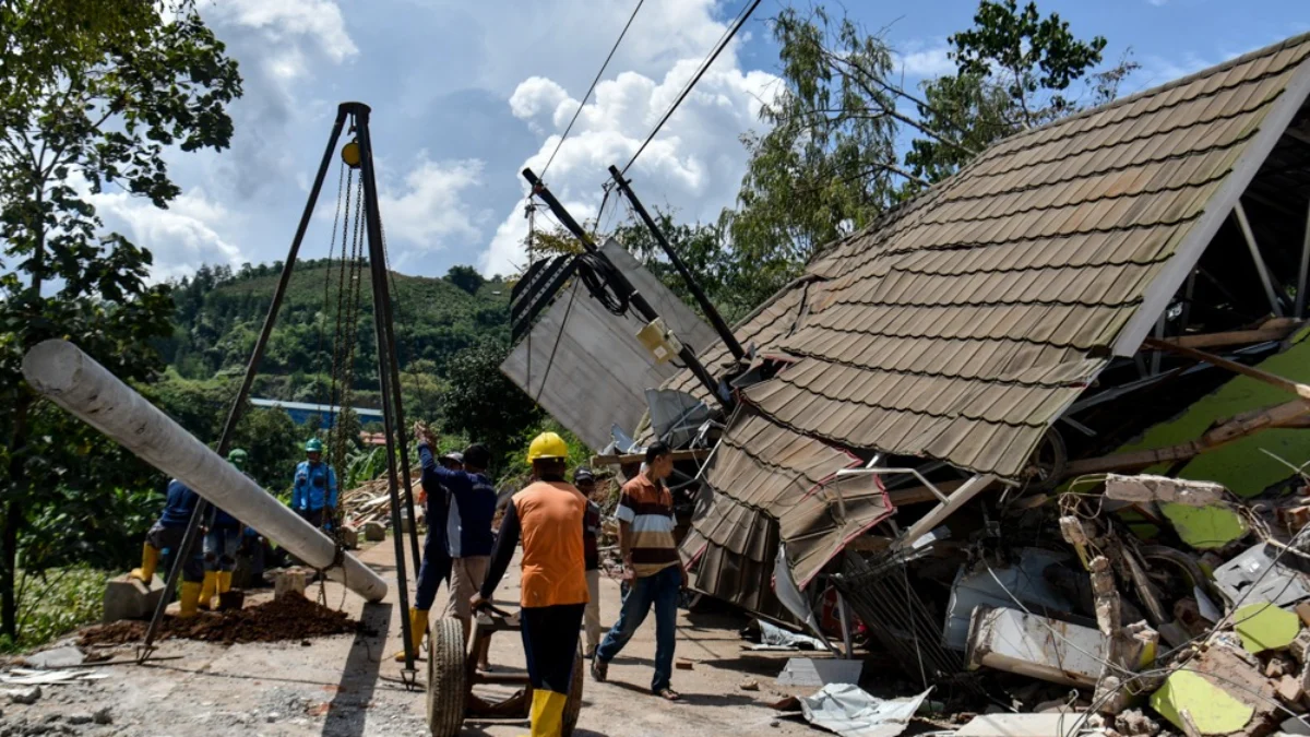 Kondisi bangunan yang runtuh akibat longsor di Desa Kendan, Kecamatan Nagreg, Kabupaten Bandung, Senin (19/5). Foto: Dimas Rachmatsyah / Jabar Ekspres