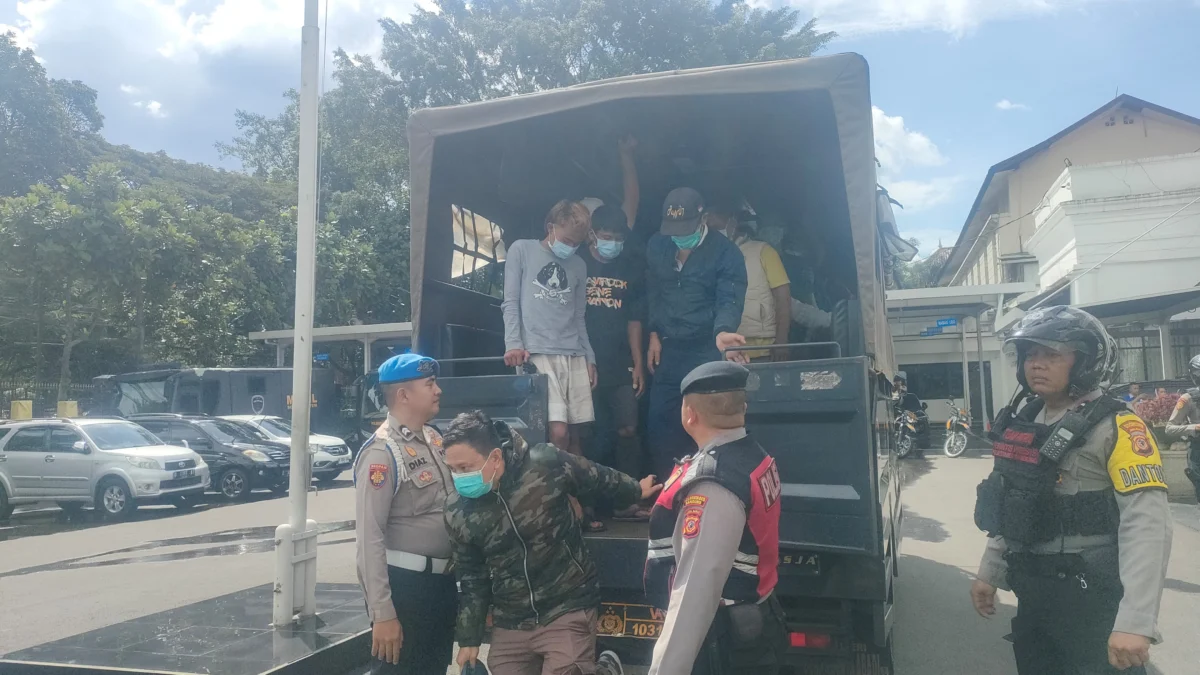 Dok. Polrestabes Bandung kembali bekuk puluhan preman di Kota Bandung. Senin (19/5). Foto. Sandi Nugraha