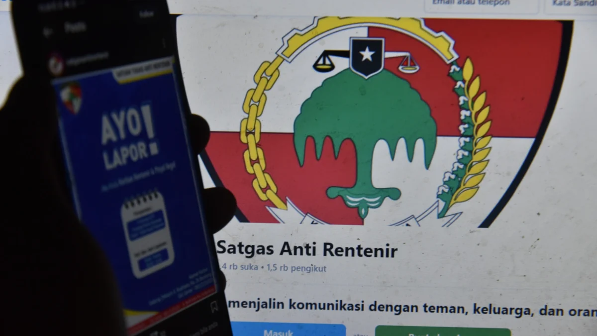 Warga menunjukan selebaran Ayo Lapor di akun media sosial Satgas Anti Rentenir Bandung, Senin (19/5). Foto: Dimas Rachmatsyah / Jabar Ekspres