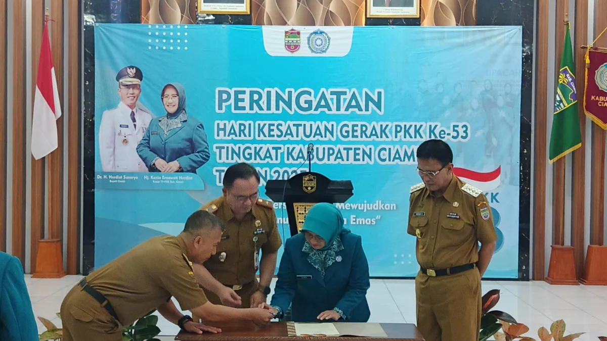 Dinas Kependudukan dan Pencatatan Sipil (Disdukcapil) Kabupaten Ciamis bersinergi dengan Tim Penggerak PKK setempat untuk meningkatkan literasi dan layanan administrasi kependudukan melalui komitmen bersama, Senin (19/5/2025). (Cecep Herdi/Jabar Ekspres)