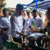 Menteri UMKM Maman Abdurrahman (tengah) bersama Kepala Badan Gizi Nasional Dadan Hindayana (kanan) dan Wakil Menteri UMKM Helvi Yuni Moraza (kiri) meninjau produk UMKM saat melakukan kunjungan ke Pondok Pesantren Yayasan Al Kasyaf, Desa Cimekar, Cileunyi, Kabupaten Bandung, Senin (19/5). Foto: Dimas Rachmatsyah / Jabar Ekspres