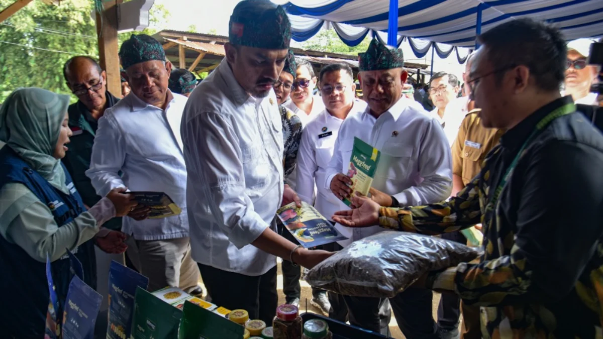 Menteri UMKM Maman Abdurrahman (tengah) bersama Kepala Badan Gizi Nasional Dadan Hindayana (kanan) dan Wakil Menteri UMKM Helvi Yuni Moraza (kiri) meninjau produk UMKM saat melakukan kunjungan ke Pondok Pesantren Yayasan Al Kasyaf, Desa Cimekar, Cileunyi, Kabupaten Bandung, Senin (19/5). Foto: Dimas Rachmatsyah / Jabar Ekspres