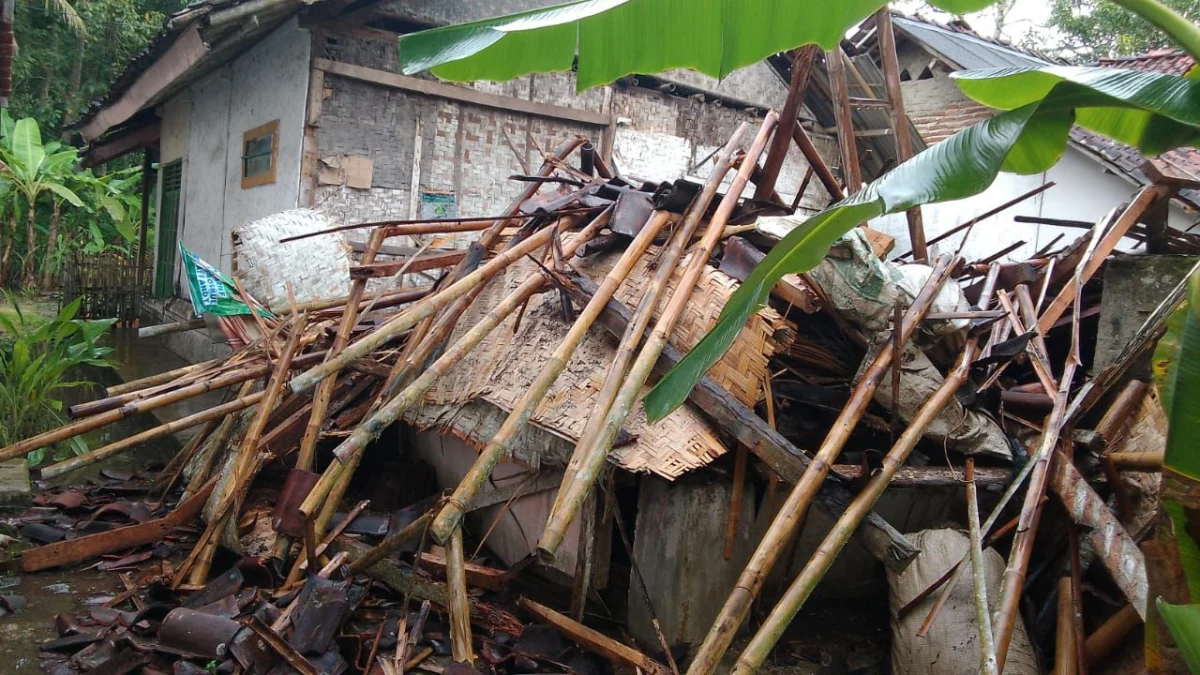 Rumah Wiwi yang berlokasi di RT 06 RW 10, Desa Kujangsari, Kecamatan Langensari, ambruk sekitar pukul 12.30 WIB, usai Salat Jumat. Ia berharap bantuan pembangunan rumah dari pemerintah. (Cecep Herdi/Jabar Ekspres)