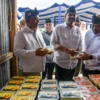 Menteri UMKM Maman Abdurrahman (tengah) bersama Kepala Badan Gizi Nasional Dadan Hindayana (kanan) dan Wakil Menteri UMKM Helvi Yuni Moraza (kiri) meninjau produk UMKM saat melakukan kunjungan ke Pondok Pesantren Yayasan Al Kasyaf, Desa Cimekar, Cileunyi, Kabupaten Bandung, Senin (19/5). Foto: Dimas Rachmatsyah / Jabar Ekspres