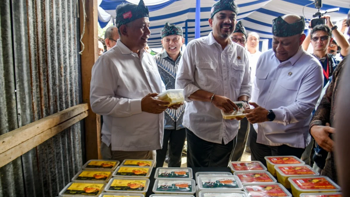 Menteri UMKM Maman Abdurrahman (tengah) bersama Kepala Badan Gizi Nasional Dadan Hindayana (kanan) dan Wakil Menteri UMKM Helvi Yuni Moraza (kiri) meninjau produk UMKM saat melakukan kunjungan ke Pondok Pesantren Yayasan Al Kasyaf, Desa Cimekar, Cileunyi, Kabupaten Bandung, Senin (19/5). Foto: Dimas Rachmatsyah / Jabar Ekspres