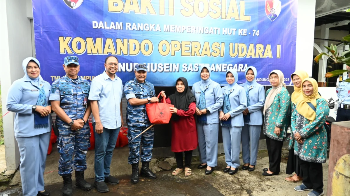 Peringati HUT ke-74 Koopsud I, Lanud Husein Sastranegara Salurkan Sembako ke Door To Door