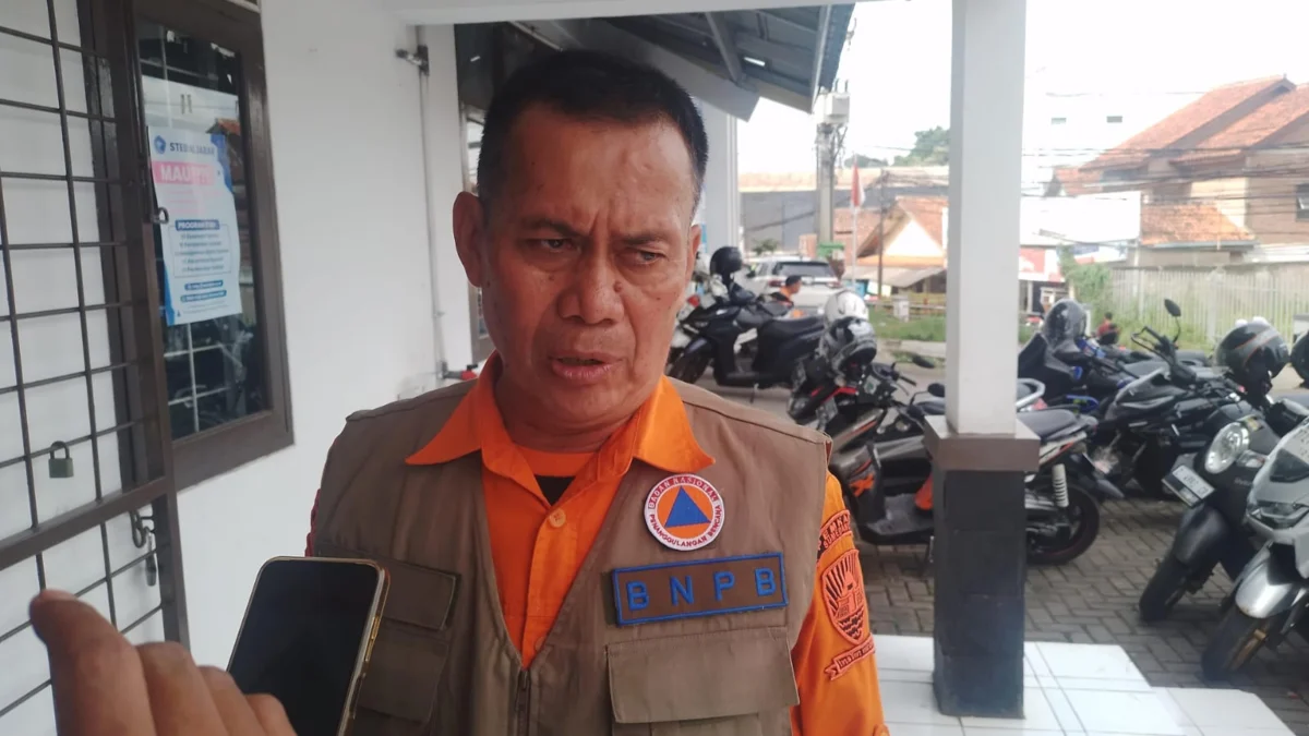 Kalak BPBD Kabupaten Sumedang, Atang Sutarno saat diwawancarai di Desa Sindangpakuon, Kecamatan Cimanggung beberapa waktu lalu. (Yanuar/Jabar Ekspres)