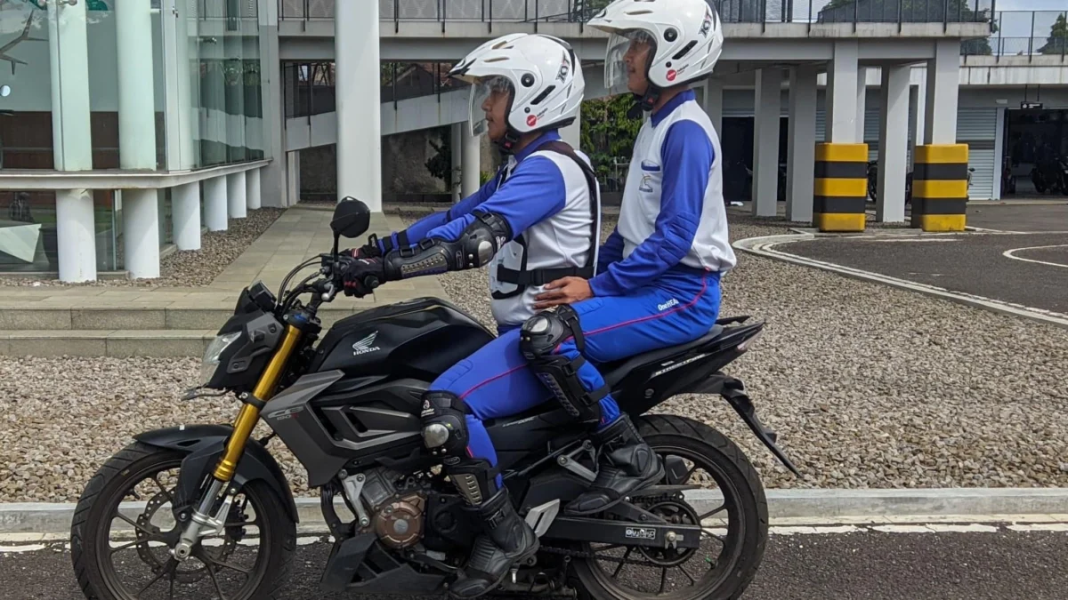 Tips Aman dan Nyaman Saat Dibonceng Sepeda Motor