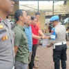 Polsek Pameungpeuk, Polresta Bandung, menggelar program “ngencleng” setiap hari Selasa hingga Jumat saat apel pagi. Foto Agi