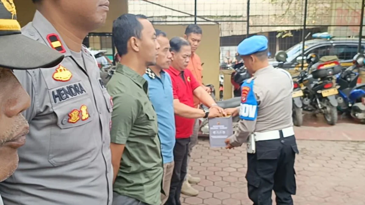 Polsek Pameungpeuk, Polresta Bandung, menggelar program “ngencleng” setiap hari Selasa hingga Jumat saat apel pagi. Foto Agi
