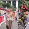 Salah satu siswa yang selesai mengikuti pendidikan di Dodik Bela Negara Lembang berjumpa orang tuanya di Gedung Sate, Selasa (20/5)