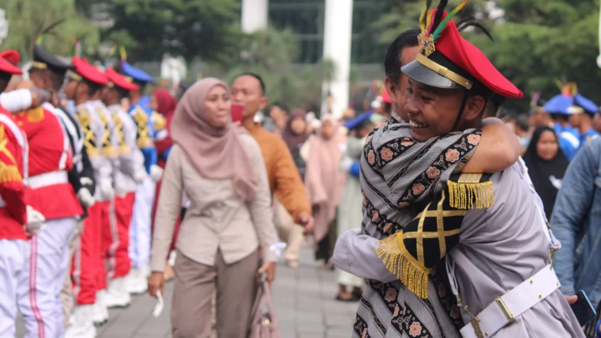 Mahasiswa Jurusan Teknik Siap-siap Dapat Beasiswa, Dedi Mulyadi Beberkan Syaratnya! Salah satu siswa yang selesai mengikuti pendidikan di Dodik Bela Negara Lembang berjumpa orang tuanya di Gedung Sate, Selasa (20/5)