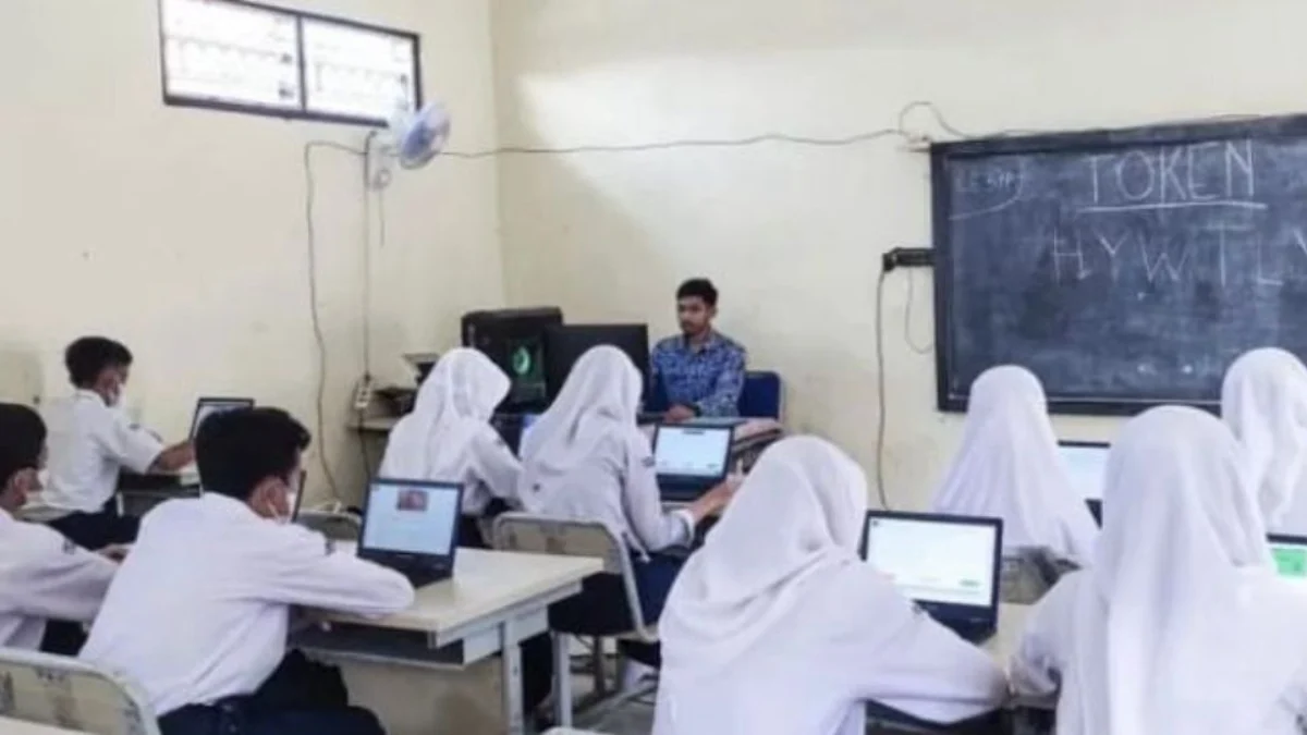 Jangan Ada Pungli di SPMB 2025! Masyarakat di Bandung Barat Diimbau Waspada Siswa siswi SMP di Bandung Barat saat ikuti ujian berbasis komputer. Dok Jabar Ekspres/Suwitno
