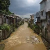 Rumah di bantaran sungai Kota Bandung.