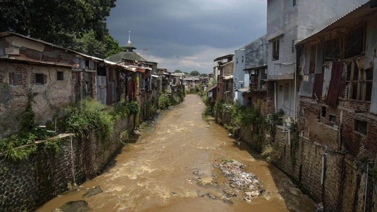Rumah di bantaran sungai Kota Bandung.