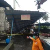 Tiga orang pekerja di salah satu pabrik, yang berlokasi di Jalan Raya Garut-Bandung, Desa Nanjung Mekar, Kecamatan Rancaekek, Kabupaten Bandung tertimbun oleh bangun penyimpanan ampas batu bara pada Senin (19/5). Foto Istimewa