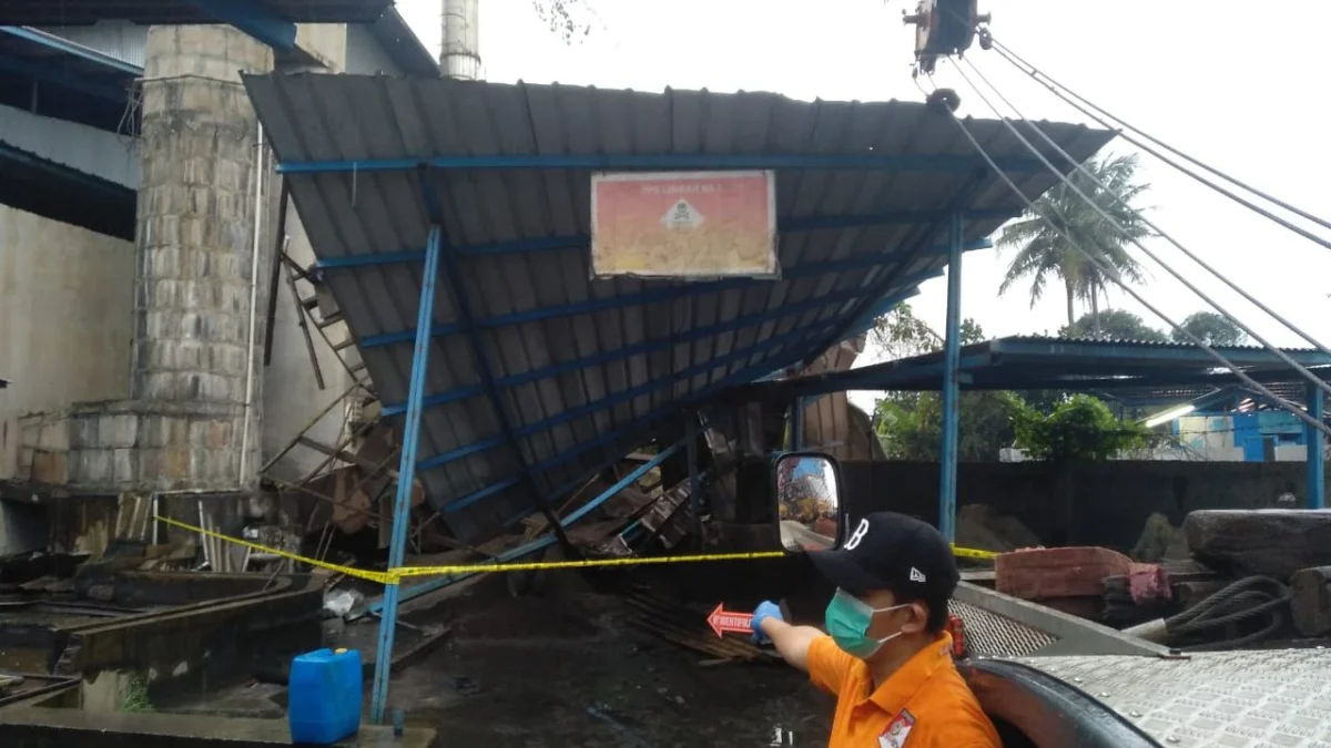 Tiga orang pekerja di salah satu pabrik, yang berlokasi di Jalan Raya Garut-Bandung, Desa Nanjung Mekar, Kecamatan Rancaekek, Kabupaten Bandung tertimbun oleh bangun penyimpanan ampas batu bara pada Senin (19/5). Foto Istimewa
