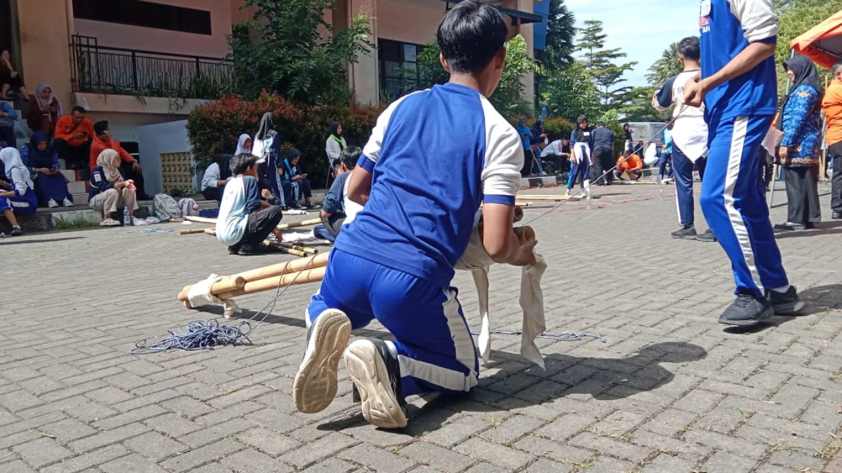 Sejumlah siswa sedang melakukan kesiapsiagaan bencana. (foto/Mong)