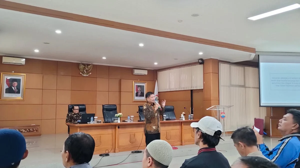 Kepala BNN Kota Cimahi, Yulius Amran saat Memberikan Materi pada Sejumlah Ayah di Kota Cimahi (mong)