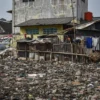 Ilustrasi: Warga berada di lahan bekas tumpukan sampah dan spanduk "Dilarang Membuang Sampah di Area Ini" di sekitar TPS Pasar Induk Gedebage beberapa waktu lalu. Foto: Dimas Rachmatsyah / Jabar Ekspres