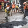 Ilustrasi: Pemkot Bandung saat menjalankan program perbaikan insfratrustur jalan di Kota Bandung. Foto: Dimas Rachmatsyah / Jabar Ekspres